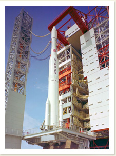 打ち上げ前のN-1ロケット1号機。右に見えるのが移動式組立棟。発射前に組立棟が移動して 、ロケットが姿を表す。（提供：JAXA）