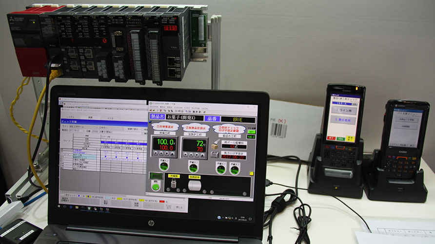 三鈴エリーの工程チェックシステムは、ハンディターミナルとシーケンサの連携により、正確なデータでチェックできる