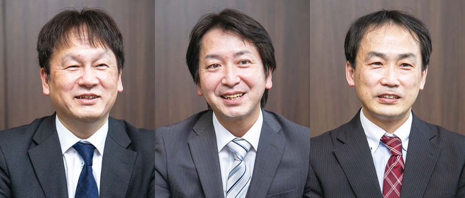 トータルソリューション事業所 営業部 営業課 主幹　上田 正明 氏（左）トータルソリューション事業所 技術第1部 開発課長　藤原 永年 氏（中）トータルソリューション事業所 技術第1部 開発課 グループリーダー　中島 龍二 氏（右）