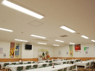 食堂　LEDライトユニット形ベースライト