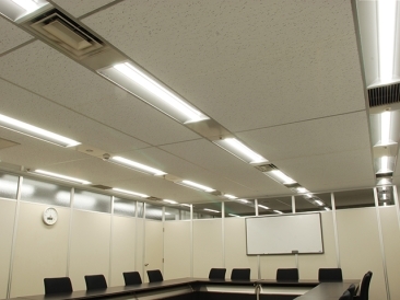 執務室　LEDライトユニット形ベースライト