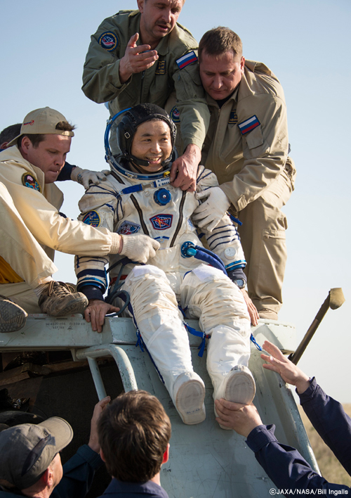 着陸後、ソユーズ宇宙船から出た若田さんの第一声は「スパシーバ（ありがとう）」まずロシア人救助隊への感謝の気持ちを表す。そして元気な笑顔！（提供：JAXA/NASA/Bill Ingalls）