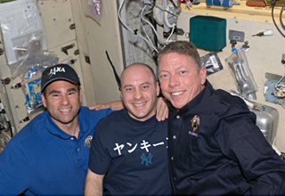 写真中央、日本語のTシャツを着てお茶目振りを発揮する元NASA宇宙飛行士、ギャレット・リーズマン氏も今はスペースＸ社で民間宇宙船開発にあたる。（提供：NASA）