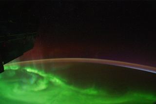 宇宙から撮影したオーロラ。オーロラの中を突っ切る体験も。（提供：NASA）