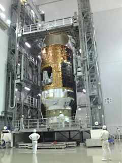 2013年7月13日、準備が進む「こうのとり」4号機。船外装置の他、480リットルの水、冷凍・冷蔵庫、若田飛行士が実験を行う実験試料や食料、コミュニケーションロボット「ＫＩＲＯＢＯ」、超小型衛星などが搭載される。