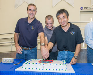 2013年7月、打ち上げ前の恒例となっているケーキカットのセレモニーで。左がNASAマストラキオ飛行士（4回目の飛行）、真ん中がロシアのチューリン飛行士（3回目のISS長期滞在）共に53歳。若田飛行士は50歳のベテランチーム。（提供：NASA）