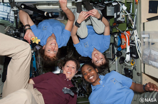 宇宙に女性4人。山崎直子さんが2010年に宇宙飛行したときは女性の数が過去最多だった。（提供：NASA）