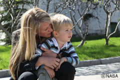 2013年5月からISSに滞在しているカレン・ナイバーグ飛行士は3歳の息子のママ。これは出発前の一コマ。（提供：NASA）