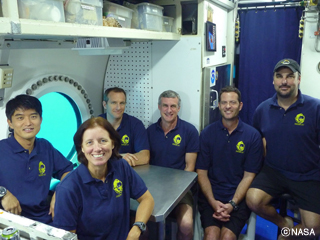 簡単に外に出られない海底という極限環境でチームワークを鍛えながら数々のミッションを行う海底訓練NEEMO。写真は大西卓哉飛行士が参加した2011 年10月のNEEMO15。海底20mの基地内で。星出飛行士は7月にコマンダーとしてNEEMO18に参加予定。（提供：NASA）
