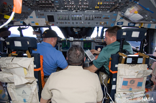 立場を超えて気づいた点を言いあうことで危機を回避できる。写真はスペースシャトルの船内。（提供：NASA）