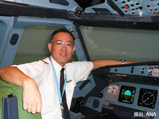 ANAの現役エアバス機長でCRM訓練チームリーダーの中本勝弘さん。入社した年にCRM訓練が始まったそうだが、当時は標準の手順もなく大変だったとか。飛ぶときは基本的に副操縦士に任せるという、大らかで頼りがいのあるキャプテン。野口聡一宇宙飛行士と高校時代の同級生。（提供：ANA）