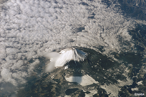 2003年1月26日、スペースシャトル・コロンビア号の宇宙飛行士が撮影した富士山。（提供：NASA））