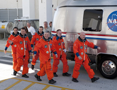 エンデバー号に乗り込む宇宙飛行士達。4月1日に行われたリハーサルで。先頭が船長のマーク・ケリー宇宙飛行士。下院議員の妻が1月の発砲事件で重体となり一時は飛行が危ぶまれた。（提供：NASA）