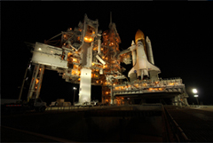 打ち上げを待つスペースシャトル・エンデバー号。（提供：NASA）