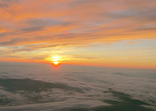 雲の向こうから顔を出す太陽。富士山8合目で撮影。2012年は初日の出を拝むことができるでしょうか。（撮影：森田大介）
