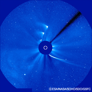 太陽観測衛星SOHOが捉えた、太陽に近づき遠ざかっていくアイソン彗星。（提供：ESA/NASA/SOHO/SDO/GSFC）