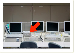 「RCO」の札下の四角い箱にある右二つの赤枠のボタンが「緊急停止ボタン」左が打ち上げ410秒前に押す「準備完了ボタン」。「間違えるなよ～って言われます」（嶋根さん）