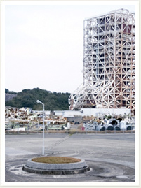 中型ロケット発射場。奥が移動式の組立棟。手前の地面の円い跡は1974年、75年に打ち上げられたＱ’ロケットの発射台跡。