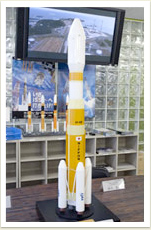 プレスセンター内にあるH-IIBロケットの模型。
