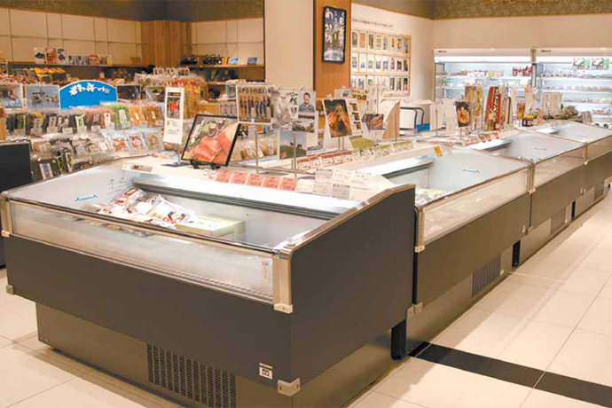 内蔵形ショーケース7台で構成された「もりおかん様」の冷凍食品のアイランド売り場