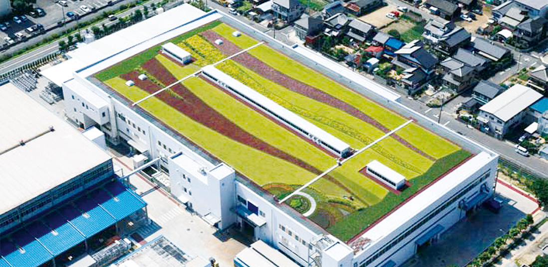 稲沢製作所内の工場の屋上緑化の写真