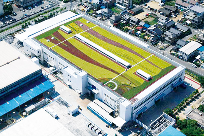 稲沢製作所内の工場の屋上緑化の写真