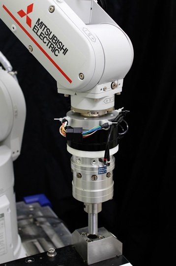 AIを活用したロボット実験システム（はめあい作業）力覚センサ：ロボットハンドの黒い円筒部分（写真中央）