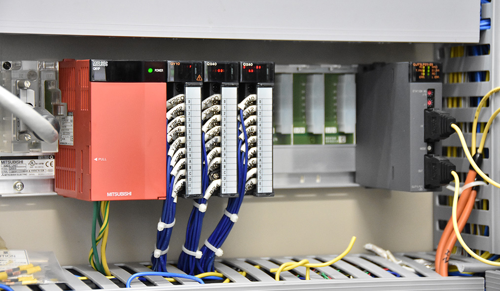 三菱電機のシーケンサーの写真