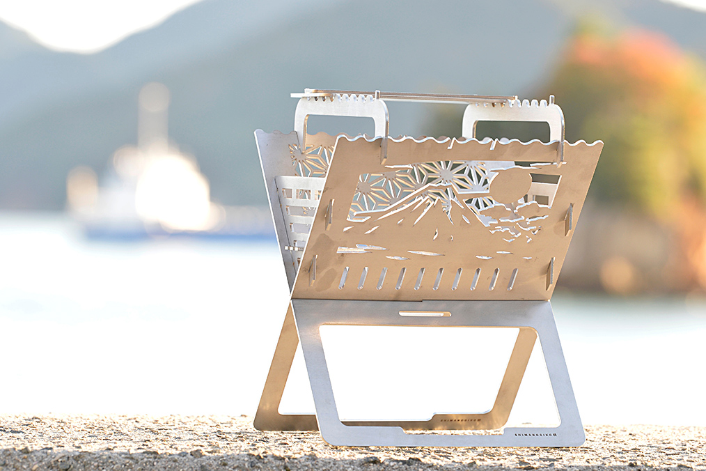 富士山の柄の和柄焚き火台を外に置いている写真