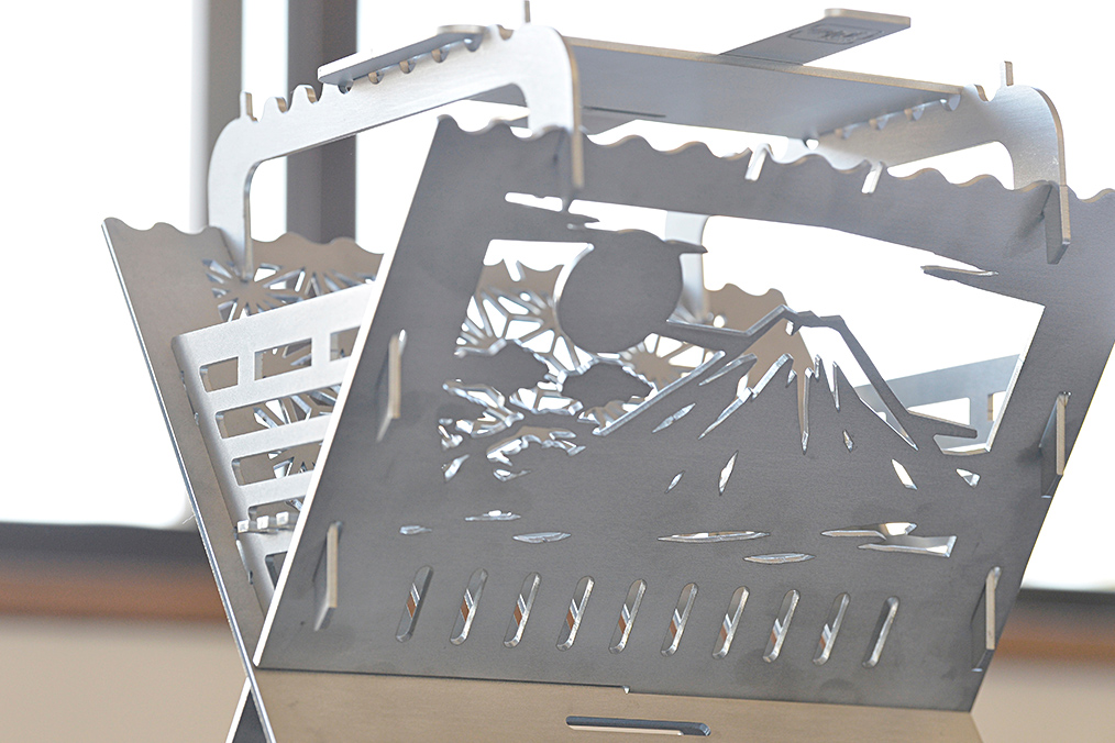 富士山の柄の和柄焚き火台のアップ写真