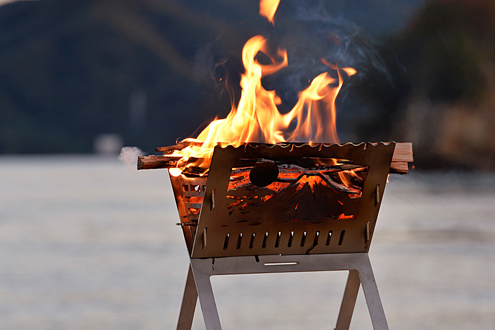 外で火を焚いて使用している写真