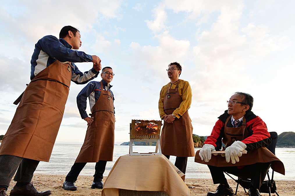 飯塚さん片瀬さん藤村さん京泉さんが焚き火台を囲っている写真