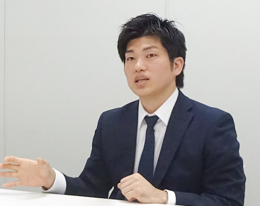 玉谷憲史が話をしている写真