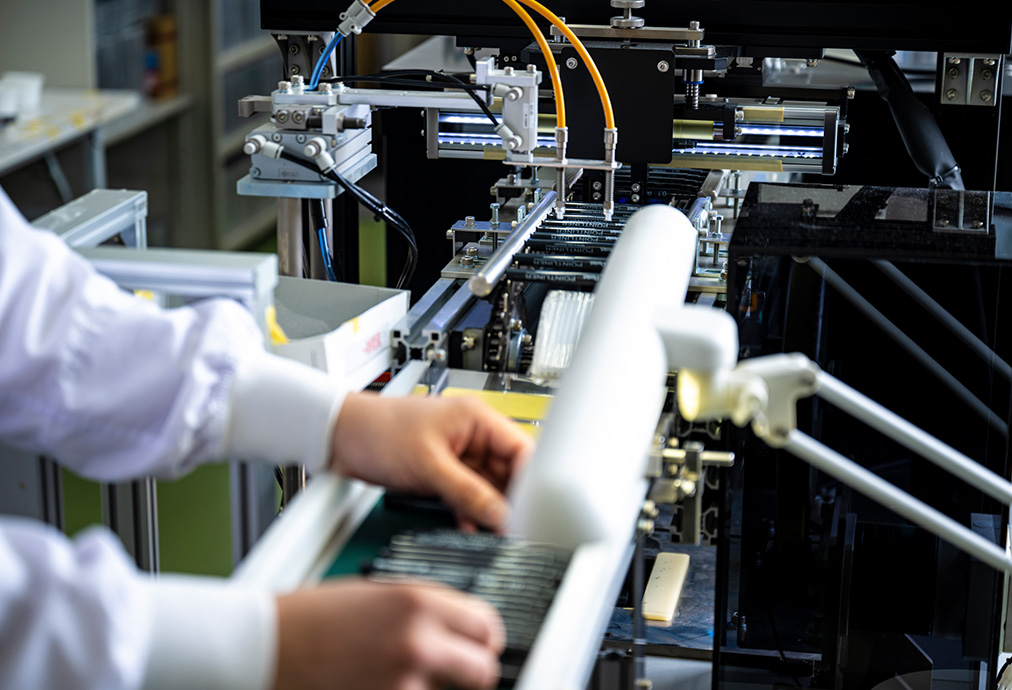 LEDライトが点灯した横長の装置(右奥)が、生産ラインに組み込まれたCIS。写真協力/エポックケミカル