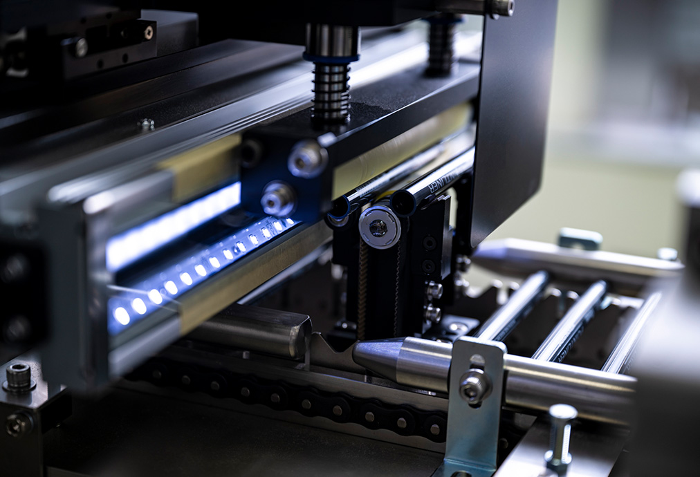 印刷加工されたボールペン1本ずつを高速に回転させて撮像し、インク飛びや色ムラなどを検出。 写真協力/エポックケミカル