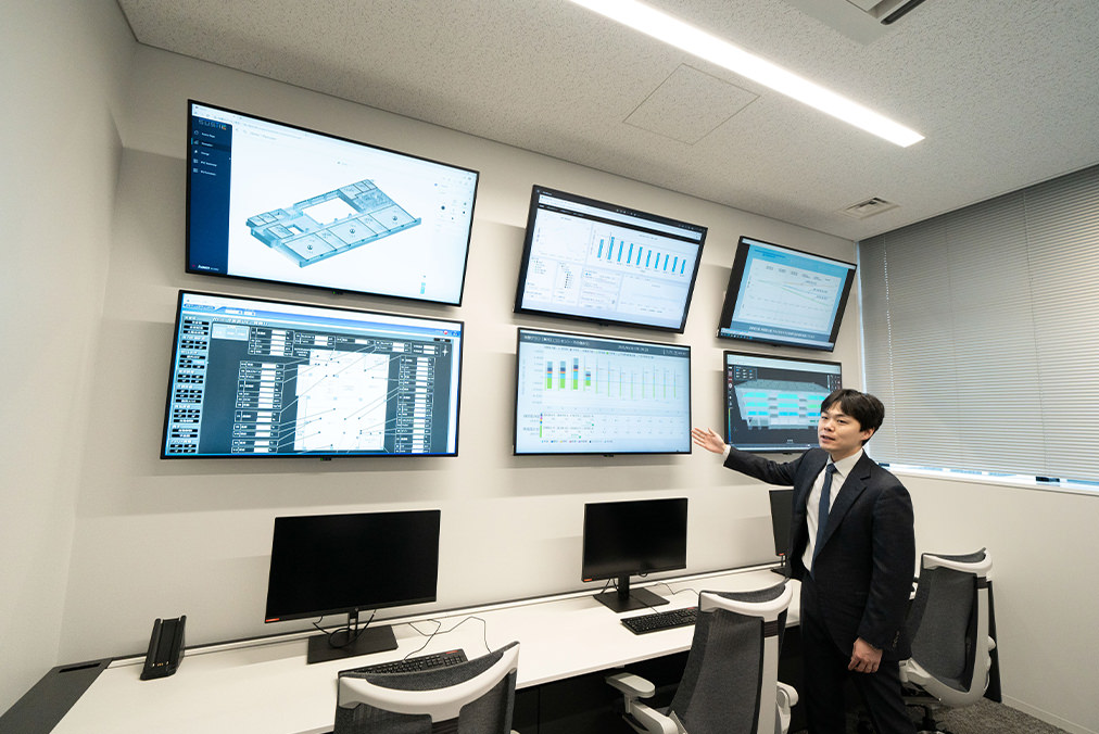 大谷さんがデータが映っているモニターを前に説明をしている写真