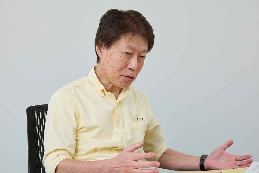 阿部誠さんインタビュー中の写真