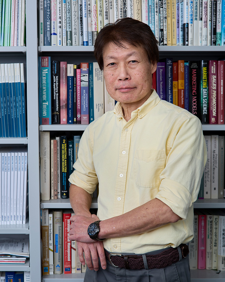 阿部誠さんインタビュー中の写真