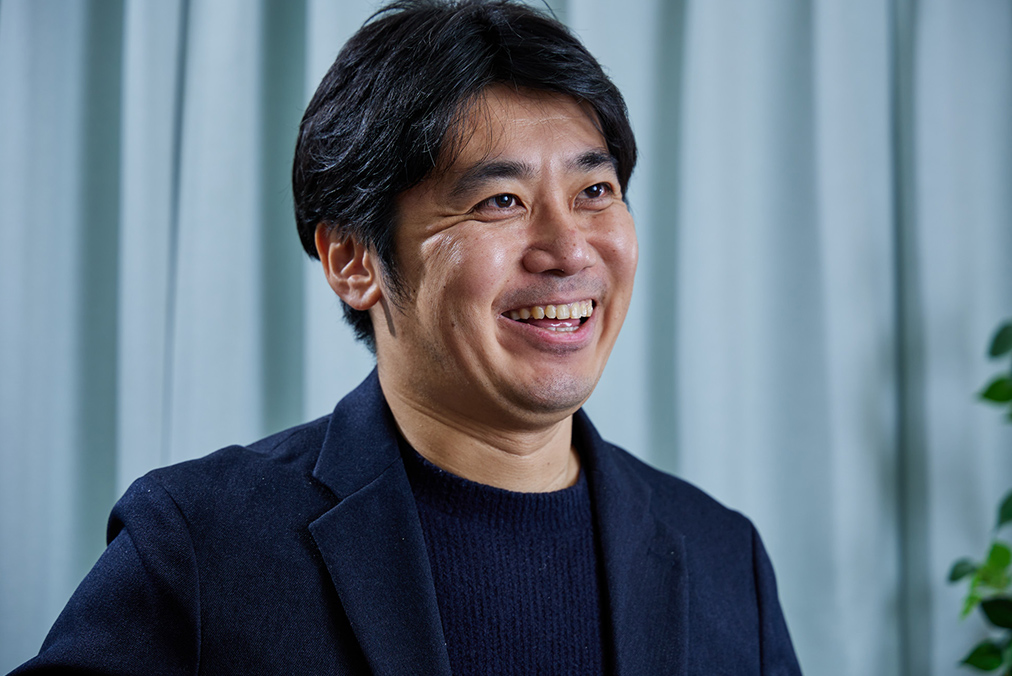 外山文治さんインタビュー中の写真