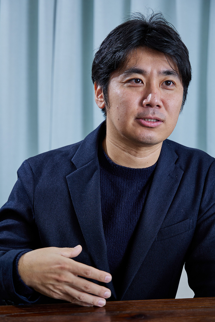 外山文治さんインタビュー中の写真