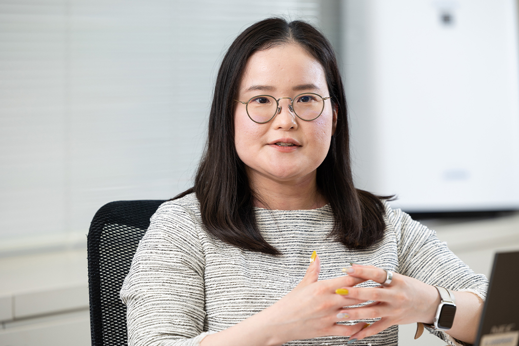 藤本 小百合さんインタビュー中の写真