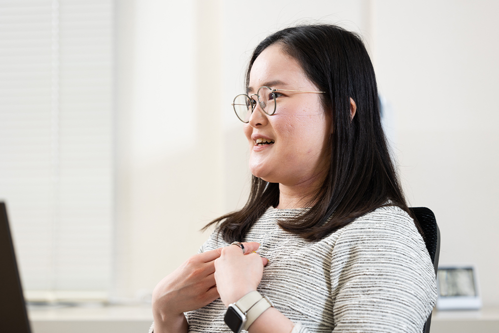 藤本 小百合さんインタビュー中の写真