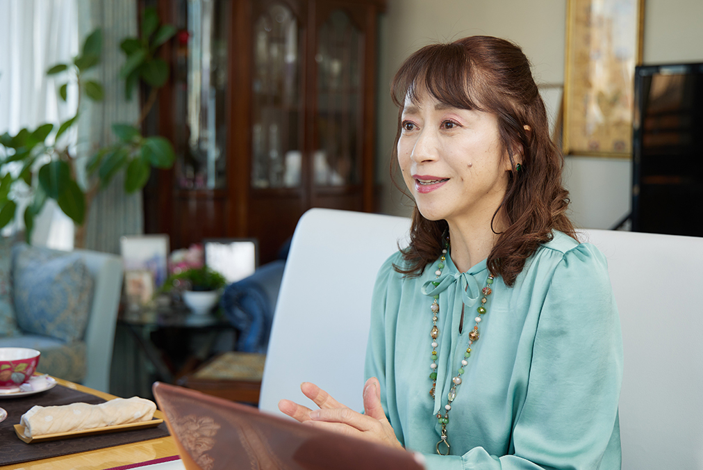 人見ルミさんインタビュー中の写真