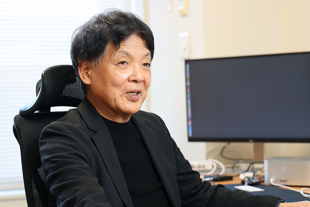 延岡健太郎さんインタビュー中の写真