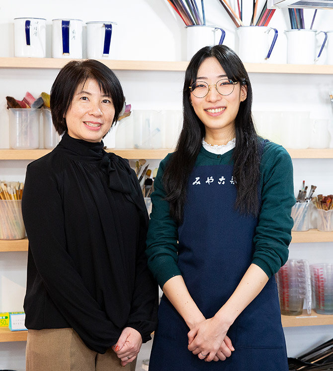 引地貴子(ひきち・たかこ)さん(左)、田代斐音(たしろ・あやね)さん(右)