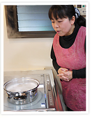 画像：お蕎麦を茹でているところを見ている写真