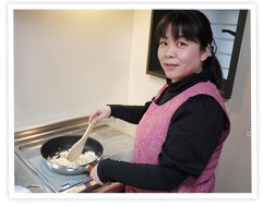 画像：ピラフを炒めている写真