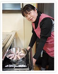 画像：鶏肉をあみに載せたところの写真