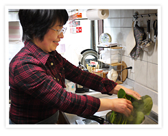 画像：ほうれん草をお鍋に入れている写真