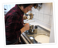 画像：炊き上がったご飯を見ているところの写真